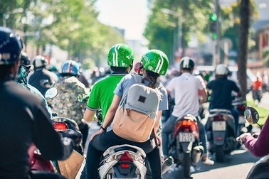 Lái xe Grab, nhân viên giao hàng, người thu phí…có được Luật Lao động điều chỉnh?