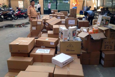 Hà Nội: CSGT phát hiện xe khách chở thuốc tân dược nghi “lậu”