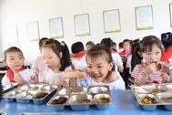 Hàng chục triệu học sinh Trung Quốc hưởng lợi từ bữa trưa miễn phí