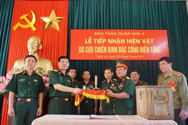 Cựu lính đặc công hiến tặng hiện vật chiến tranh cho bảo tàng