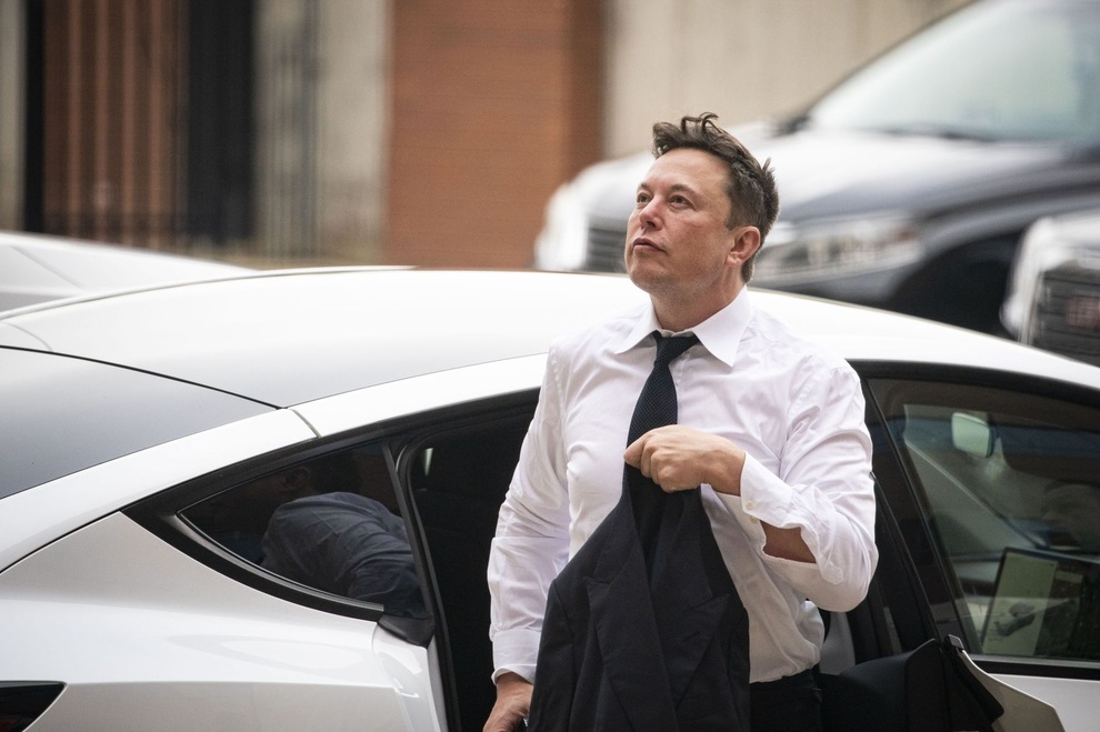 Tỷ phú Elon Musk mất 50 tỷ USD chỉ trong 2 ngày sau đề xuất bán cổ phiếu - 1 Tỷ phú Elon Musk mất 50 tỷ USD chỉ trong 2 ngày sau đề xuất bán cổ phiếu - 1