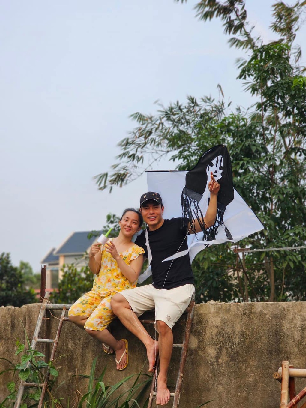 Lê Dương Bảo Lâm nhiều lần bị chỉ trích vì hành động kém ga-lăng với vợ - 4 Lê Dương Bảo Lâm nhiều lần bị chỉ trích vì hành động kém ga-lăng với vợ - 4