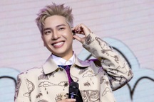 Quân A.P được 11 "anh trai" đến cổ vũ, xúc động trước 800 khán giả