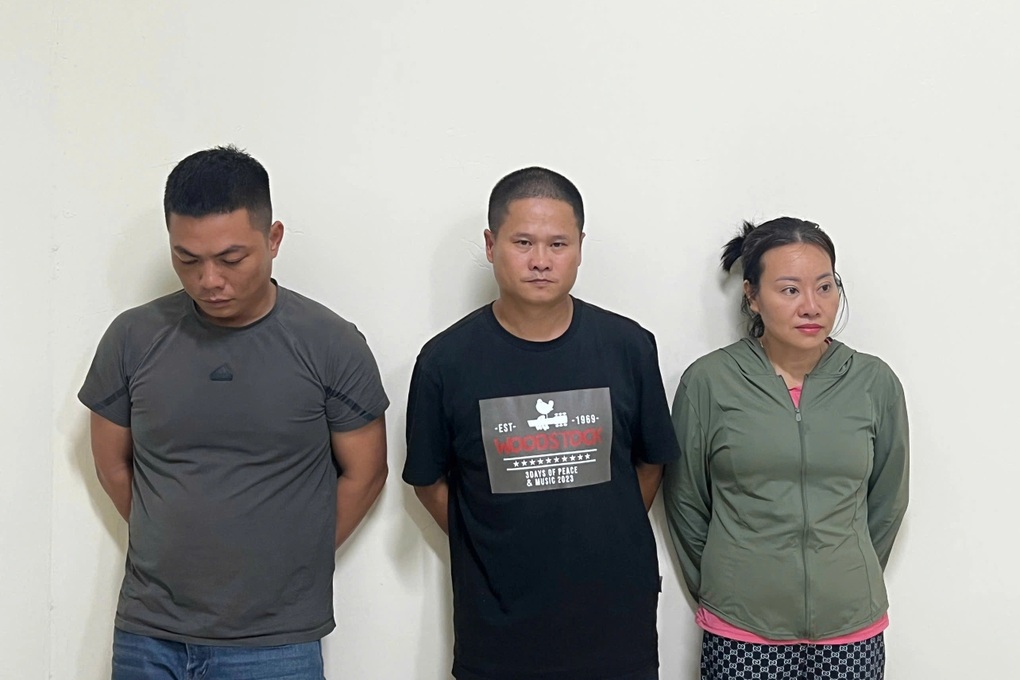 Xả trộm chất thải xuống sông Tô Lịch, 3 người bị bắt giữ - 1