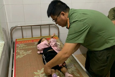 Công an vượt 45km, băng rừng trong đêm bão đưa bé gái 3 tuổi đi cấp cứu