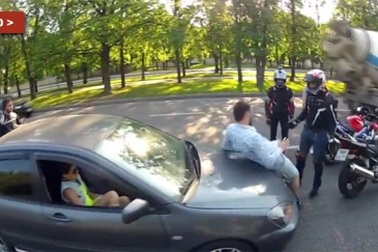 Một vụ xô xát... lãng mạn giữa các tay lái