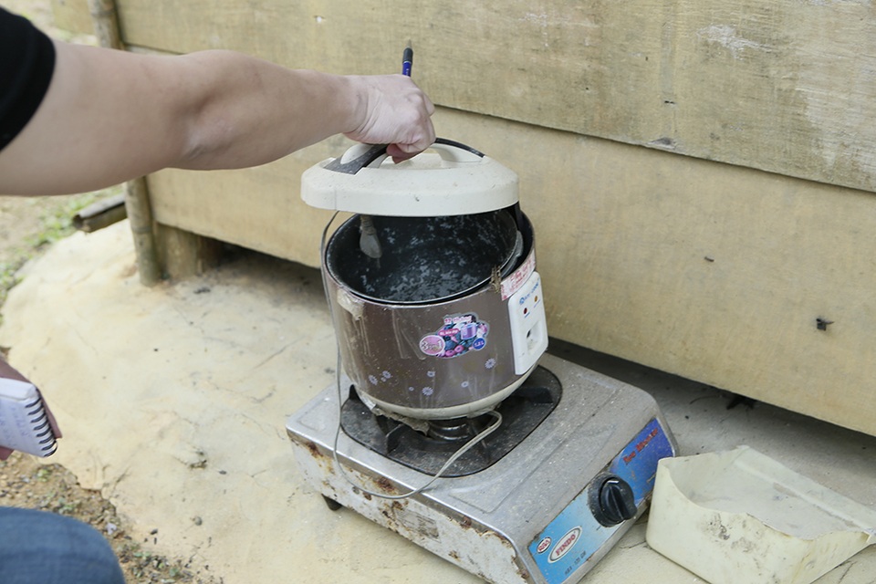 Hàng chục học sinh mầm non “co ro” trong lớp học trên triền núi - 13 Hàng chục học sinh mầm non “co ro” trong lớp học trên triền núi - 13