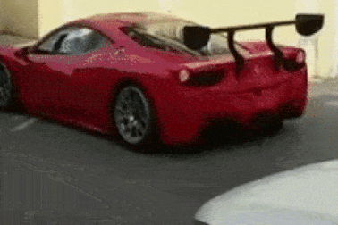 Tài xế mở cửa bất cẩn, siêu xe Ferrari "gãy cánh"