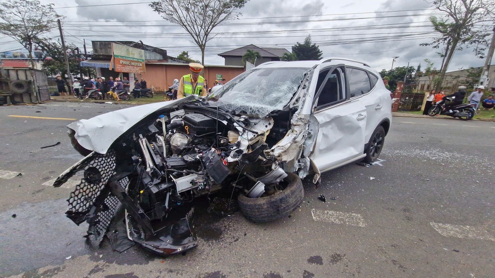 Ô tô con biến dạng sau cú tông trực diện xe tải ở Lâm Đồng - 1 Ô tô con biến dạng sau cú tông trực diện xe tải ở Lâm Đồng - 1