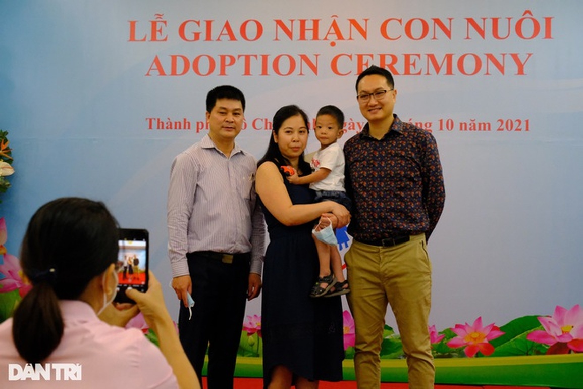 Cha mẹ nước ngoài nhận trẻ em Việt làm con nuôi đã tạo tiếng vang lớn - 2 Cha mẹ nước ngoài nhận trẻ em Việt làm con nuôi đã tạo tiếng vang lớn - 2