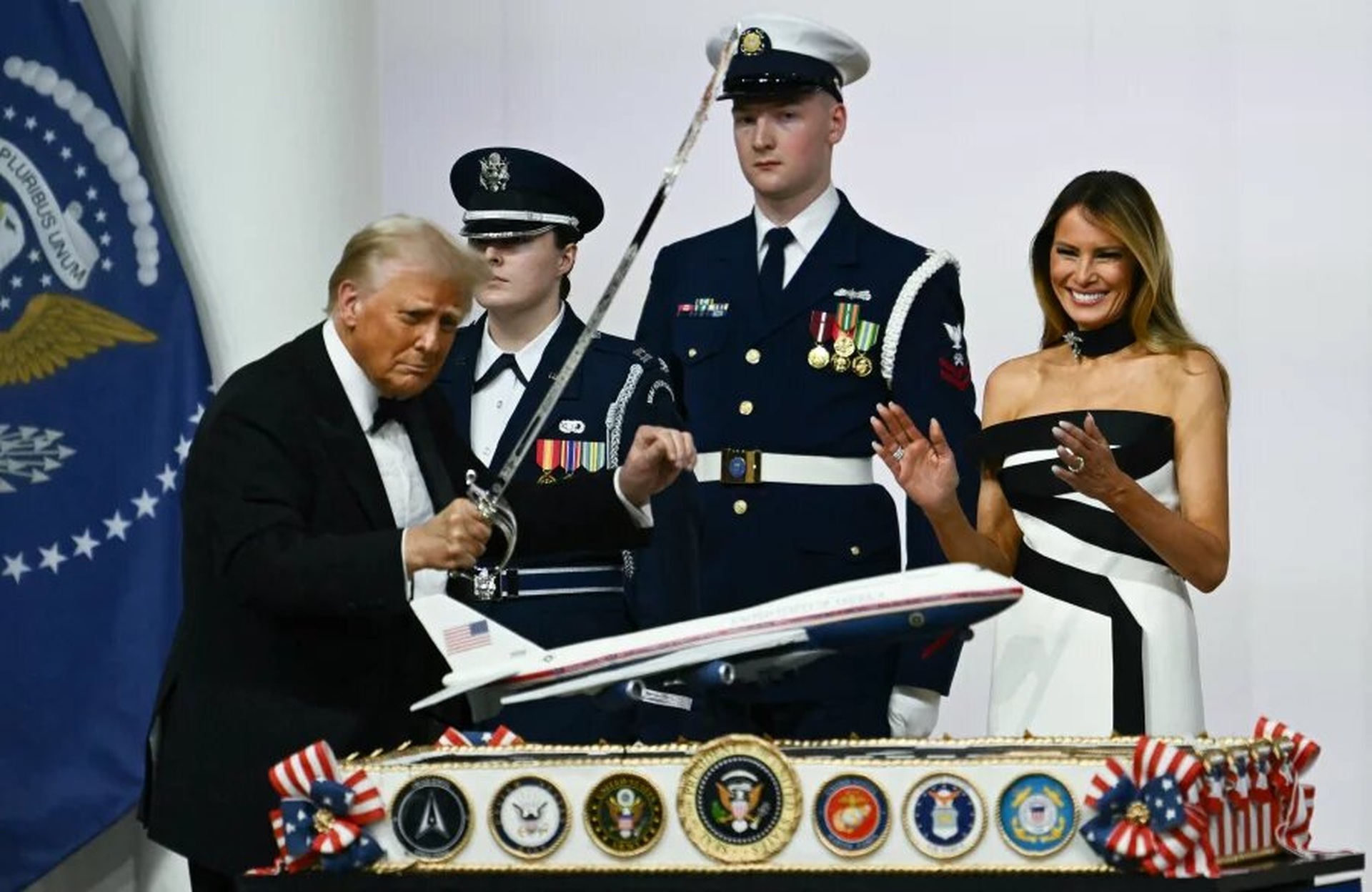 Ông Trump khiến mật vụ Mỹ thót tim khi nhảy múa với thanh kiếm quân sự - 2 Ông Trump khiến mật vụ Mỹ thót tim khi nhảy múa với thanh kiếm quân sự - 2