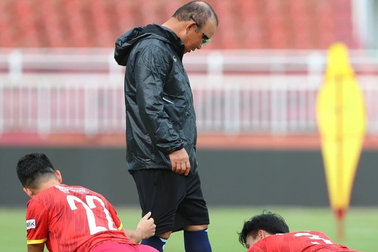 HLV Park Hang Seo "lên gối" Tiến Linh sau hành động trêu đùa