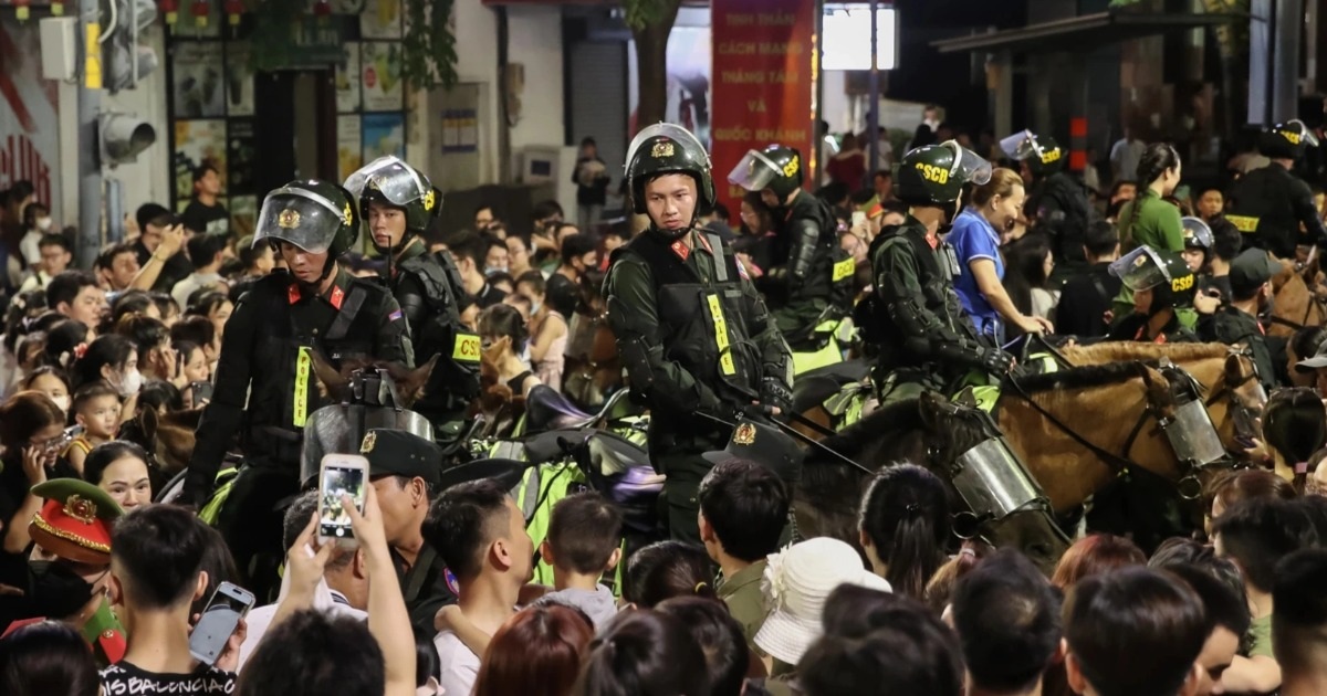 View - Biển người đổ về phố đi bộ Nguyễn Huệ xem diễu hành Kỵ binh | Báo Dân trí