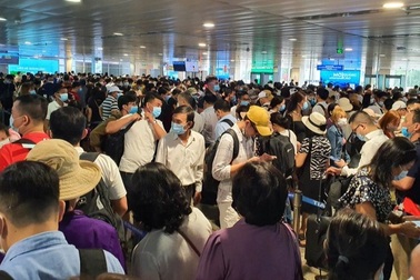 Khách ồ ạt đổ về sân bay Tân Sơn Nhất, "phá vỡ" kỷ lục cao điểm Tết