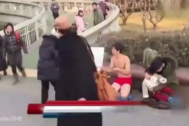 Nhiều người qua đường đã ủng hộ Fan mà không hề cầm roi đánh anh như những gì anh cầu xin