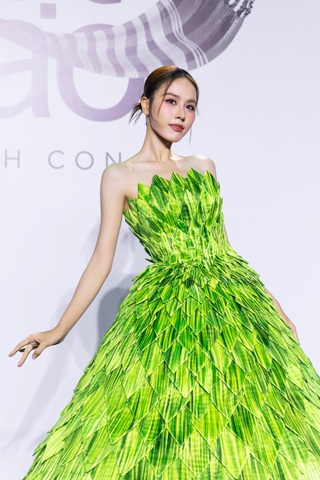 Á hậu Quỳnh Châu mặc trang phục độc đáo, gây chú ý trước ngày cưới - 6 Á hậu Quỳnh Châu mặc trang phục độc đáo, gây chú ý trước ngày cưới - 6