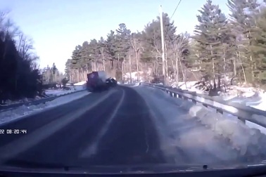 Khoảnh khắc kinh hoàng khi xe Jeep đâm đấu đầu xe tải