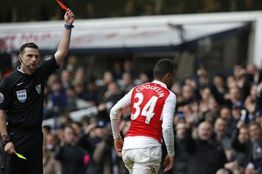 HLV Wenger giận dữ với tội đồ Coquelin