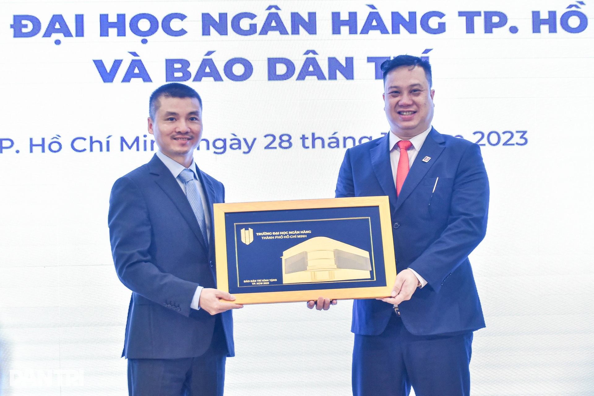 Những khoảnh khắc tại lễ ký kết giữa báo Dân trí và Đại học Ngân hàng TPHCM - 9 Những khoảnh khắc tại lễ ký kết giữa báo Dân trí và Đại học Ngân hàng TPHCM - 9