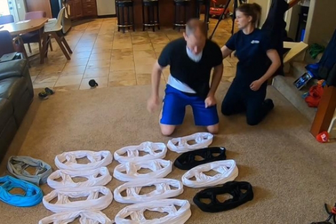 Vợ giúp chồng mặc 18 chiếc áo trong 30 giây lập kỷ lục Guinness