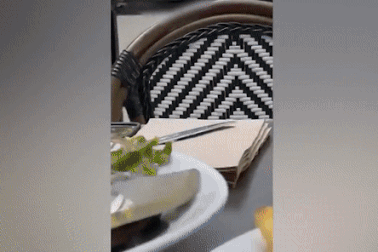 Thực khách "nóng mắt" khi thấy cặp đôi "hành sự" ngay tại khu mua sắm