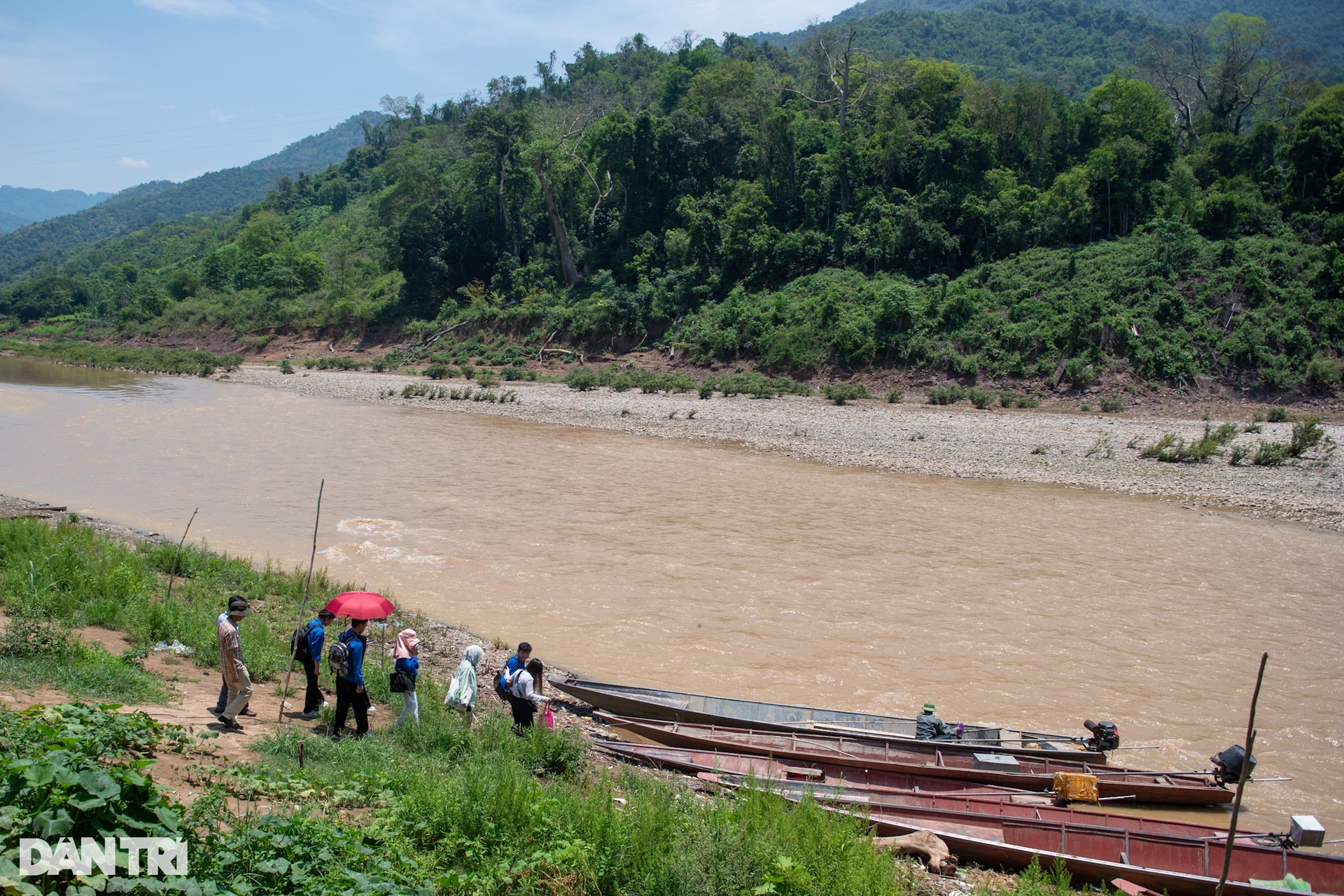 Vượt núi, băng sông tiếp sức cho đồng bào nơi phên dậu Tổ quốc - 5 Vượt núi, băng sông tiếp sức cho đồng bào nơi phên dậu Tổ quốc - 5