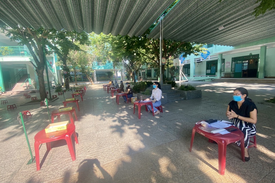 Đà Nẵng: Phụ huynh đến trường nhận đề và làm giám thị tại nhà - 4 Đà Nẵng: Phụ huynh đến trường nhận đề và làm giám thị tại nhà - 4