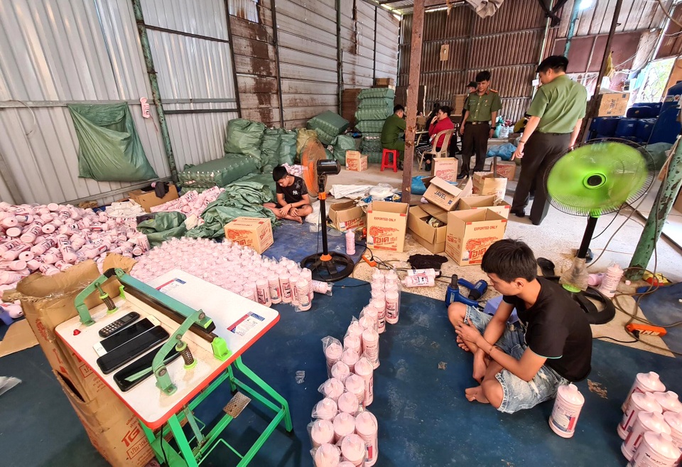 Đột kích cơ sở làm giả nước tẩy rửa quy mô “khủng” ở Bình Dương - 1 Đột kích cơ sở làm giả nước tẩy rửa quy mô “khủng” ở Bình Dương - 1
