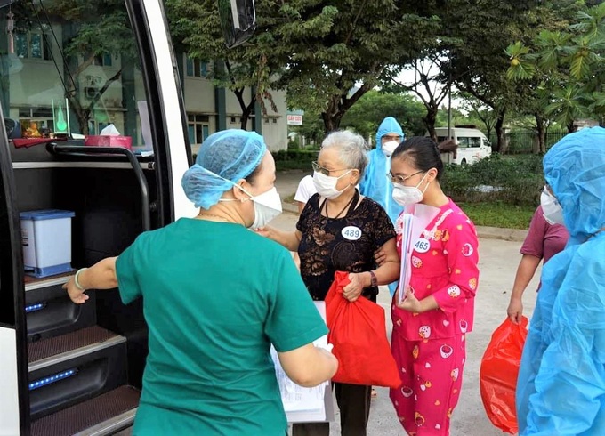 Cụ bà 71 tuổi được chữa khỏi Covid-19: Tôi được các bác sĩ chăm sóc tận tình còn hơn cả người thân - Ảnh 4. Cụ bà 71 tuổi được chữa khỏi Covid-19: Tôi được các bác sĩ chăm sóc tận tình còn hơn cả người thân - Ảnh 4.