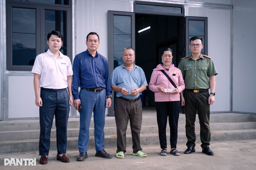 Trao gửi yêu thương đến mảnh đất Mường Than sau lũ - 8 Trao gửi yêu thương đến mảnh đất Mường Than sau lũ - 8
