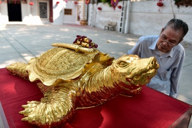 Mục sở thị "cụ" rùa mạ vàng 9999, giá trăm triệu đồng không bán