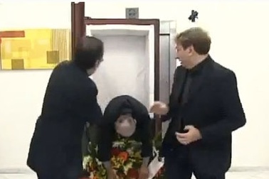 Clip “lái xe phân khối lớn lao đầu xuống biển” nổi bật nhất Internet tuần qua