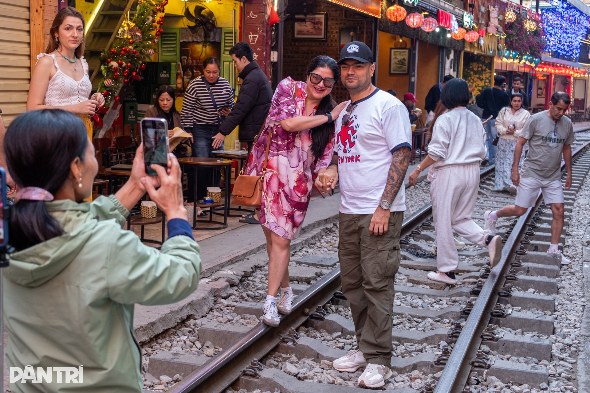 Phố cà phê đường tàu nhộn nhịp trở lại sau khi bị giải toả - 1