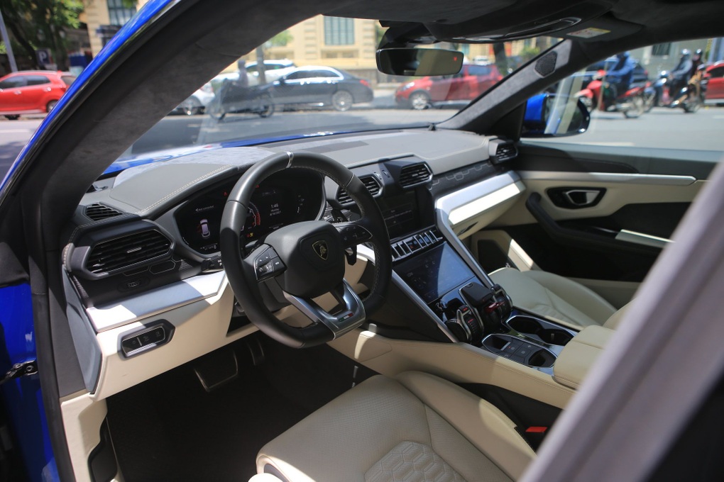 Soi chi tiết siêu SUV Lamborghini Urus màu lạ tại Hà Nội - 8 Soi chi tiết siêu SUV Lamborghini Urus màu lạ tại Hà Nội - 8