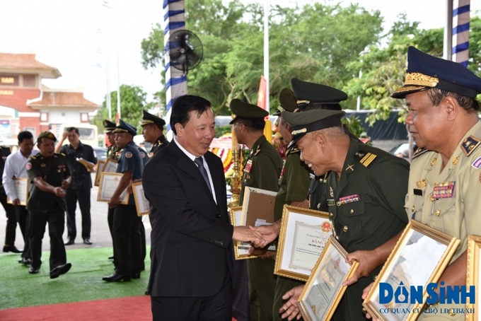 Dịp này, UBND tỉnh Long An trao Bằng khen của Chủ tịch UBND tỉnh cho 18 tập thể và 40 cá nhân có thành tích tiêu biểu trong công tác tìm kiếm, cất bốc hài cốt quân tình nguyện và chuyên gia Việt Nam hy sinh trong các thời kỳ chiến tranh ở Campuchia đưa về nước.