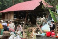 Đôi vợ chồng tháo chạy trong đêm trước khi đất đá dội xuống nhà