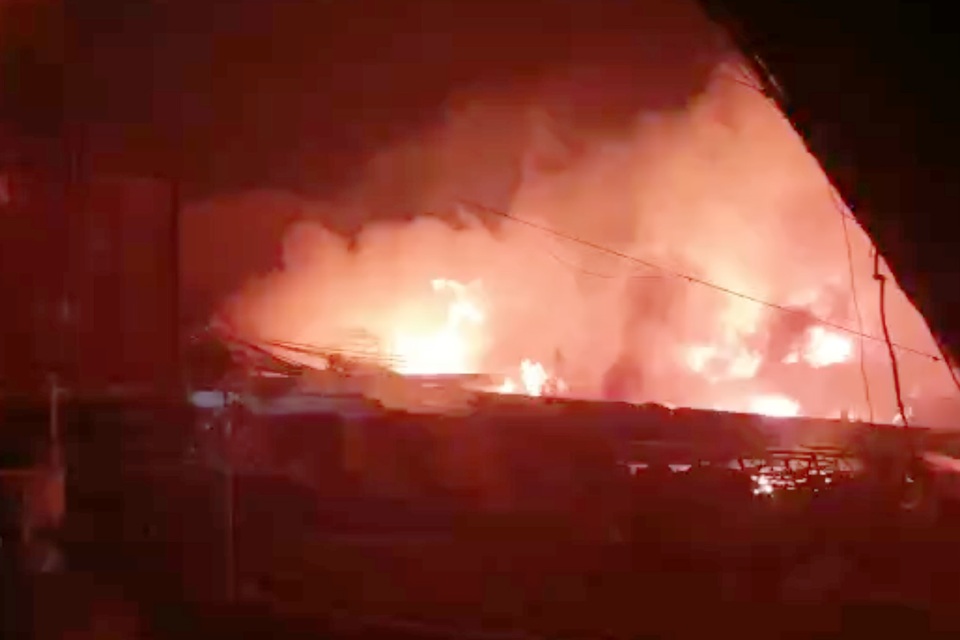 Cháy công ty giày, hàng chục công nhân hốt hoảng tháo chạy - 1 Cháy công ty giày, hàng chục công nhân hốt hoảng tháo chạy - 1