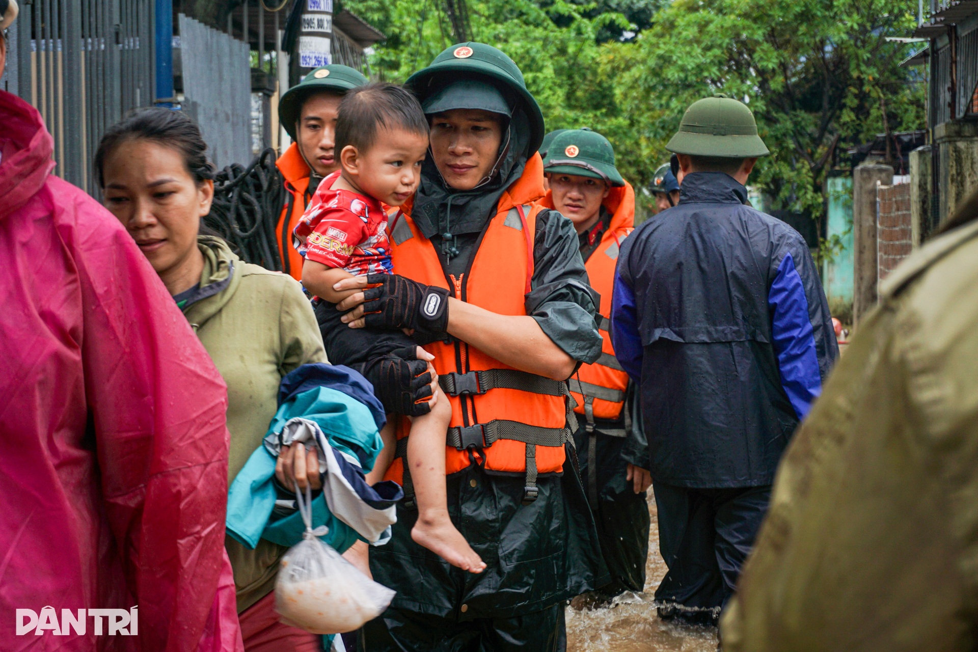 Lũ chồng lũ, người dân Đà Nẵng tất tả sơ tán - 9 Lũ chồng lũ, người dân Đà Nẵng tất tả sơ tán - 9