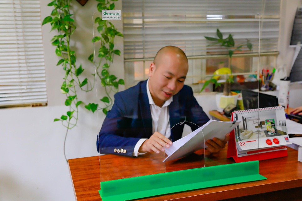 Doanh nhân Robert Linh cùng vách chắn giọt bắn Green Life - 1 Doanh nhân Robert Linh cùng vách chắn giọt bắn Green Life - 1