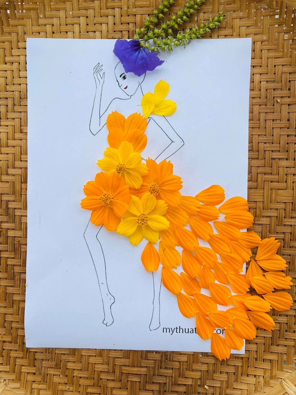 Cô giáo mầm non thiết kế váy dạ hội lộng lẫy từ những cánh hoa - 3 Cô giáo mầm non thiết kế váy dạ hội lộng lẫy từ những cánh hoa - 3