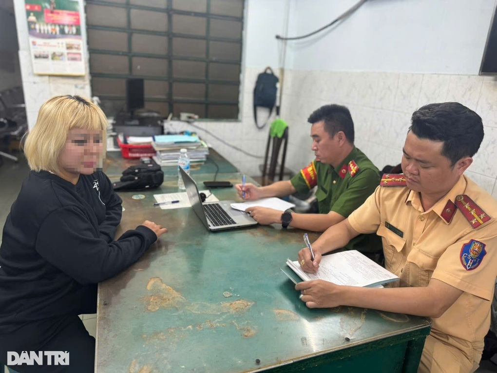 Cảnh sát chặn người phụ nữ cưỡi vali giữa đường ở trung tâm TPHCM - 2