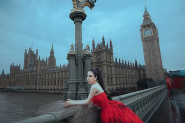 Hoa hậu Hoàng Dung diện đồ hiệu sang chảnh trên đường phố London