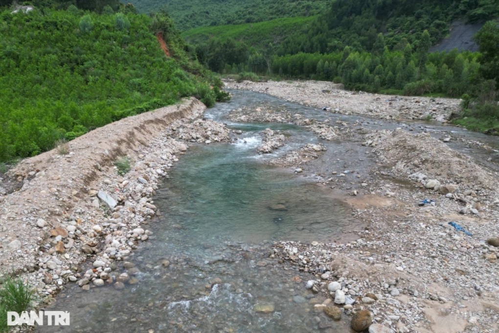 Khai thác khoáng sản trái phép dưới chân núi Bạch Mã - 2 Khai thác khoáng sản trái phép dưới chân núi Bạch Mã - 2