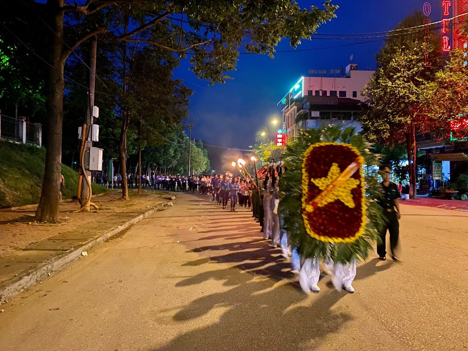 Lào Cai: Hơn 5.000 đoàn viên thanh niên thắp nến, dâng hương tri ân liệt sĩ - 1 Lào Cai: Hơn 5.000 đoàn viên thanh niên thắp nến, dâng hương tri ân liệt sĩ - 1