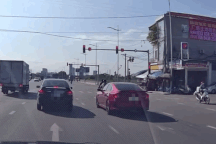 Xe máy lao ngược chiều, đâm móp đầu, rụng gương ô tô đang dừng chờ đèn đỏ