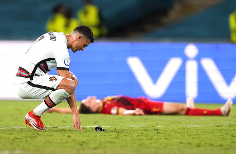 Nỗi đau cùng cực của C.Ronaldo khi Bồ Đào Nha bị loại ở Euro 2020 - 6 Nỗi đau cùng cực của C.Ronaldo khi Bồ Đào Nha bị loại ở Euro 2020 - 6