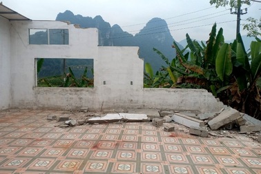 Giáo viên nháo nhào bế 200 học sinh chạy khỏi trường khi phòng học sắp sập