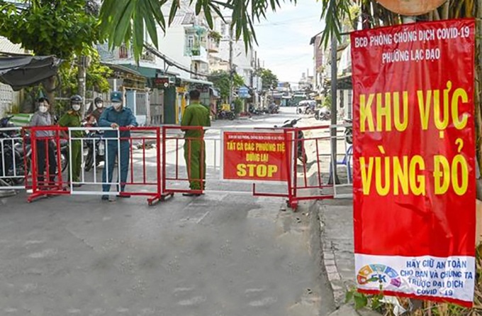 Chốt kiểm soát người dân ra vào phường Lạc Đạo, thành phố Phan Thiết tỉnh Bình Thuận (ảnh TTXVN)