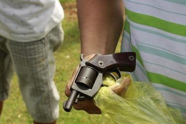 Cụ ông 76 tuổi bắn chết hàng xóm ra đầu thú