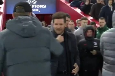 Huấn luyện viên bóng đá nhanh nhẹn “né” cú bắt tay